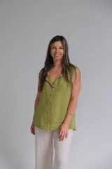 Musculosa color verde pistacho de lino italiano con botón de madera en el escote y costura central.