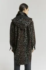 Tapado con estampado animal print en tonos marrones y negros, con cuello camisero, cierre con botones y bolsillos laterales.