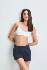 Short azul de morley pesado con cintura elastizada y cartera falsa con botones.