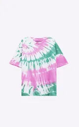 Remera oversize con diseño batik en tonos rosa, verde y blanco. Confeccionada en algodón premium con cuello redondo de rib.