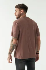 Remera negra de algodón con logo de la marca en el pecho.