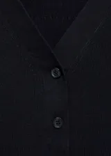 Cárdigan negro de punto canalé con cuello polo y cierre de botones.