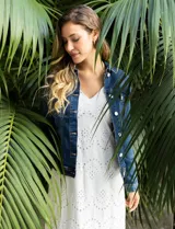 Campera de jean azul de la marca Baccini, con cuello solapa, bolsillos delanteros y cierre frontal con botones metálicos.