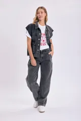 Pantalón de jean negro de corte carrot, tiro alto y pierna ancha.