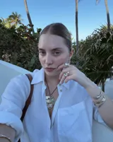 Collar con dije grande de bronce con forma de ostra y cordón de algodón ajustable color gris.