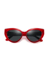 Gafas de sol con forma de ojo de gato, montura de acetato biodegradable color verde y lentes de PMMA reciclado color negro.