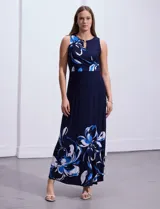 Vestido largo de punto color azul marino con estampado de flores blancas y celestes en el ruedo y en la parte superior.