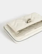 Billetera negra de cuerina con diseño acolchado, formato fichero, bolsillo frontal con broche y botón, cierre superior circundante y monedero interno con cierre.