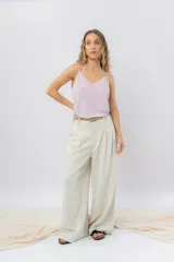 Pantalón negro de corte ancho y fluido, tiro medio con presillas para cinturón, bolsillos laterales funcionales y pinzas delanteras.