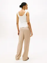 Musculosa Tommy Hilfiger blanca de algodón con logo estampado en el pecho.