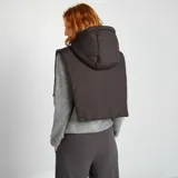 Campera plastrón negra con capucha y cierre frontal con cremallera.