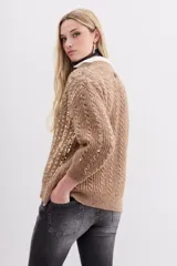 Cardigan celeste de tejido de punto con lentejuelas en el frente, calce relajado y mangas largas. Tejido con terminaciones en punto rib.