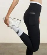 Calza deportiva larga de microfibra negra, con cintura doble contrastante y bolsillos laterales.