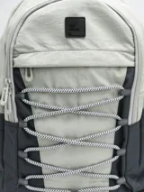 Mochila gris claro y gris oscuro con cordones elásticos cruzados en el frente y logo de la marca en la parte superior.