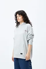 Canguro marrón con capucha, bolsillo frontal y puños ajustados. Estampa frontal con la palabra 'Dramatic' y gráfico en la espalda con tipografía bold y serpiente ilustrada.