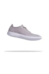 Zapatillas blancas de lana merino, diseño minimalista y atemporal, sin género y para todas las edades. Capellada y forro de lana merino, suela de EVA.