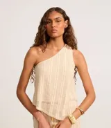 Blusa de algodón color crema con textura de rayas verticales y escote asimétrico de un solo hombro.