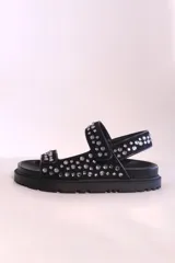 Sandalias negras con plataforma y apliques de strass.