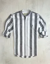 Camisa de hombre con rayas verticales anchas en blanco y gris, cuello mao y mangas largas con puños abotonados.