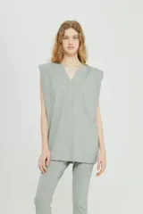 Chaleco verde de morley de viscosa, fit amplio, con escote en V y hombrera interna.