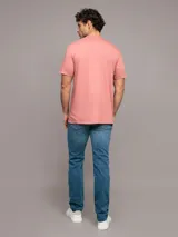 Remera manga corta color salmón de algodón, con cuello redondo y logo de Calvin Klein estampado en el pecho.