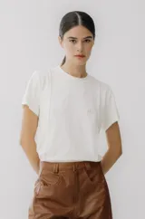 Remera blanca de algodón con cuello redondo y mangas cortas.