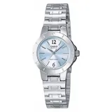 Reloj Casio clásico para mujer con caja y brazalete de acero inoxidable plateado. Esfera celeste con agujas plateadas y números 12 y 6. Resistente al agua.