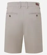 Bermuda masculina de corte slim, confeccionada en sarga lisa color blanco. Cuenta con bolsillos laterales, cierre con botón y cremallera, y trabillas para cinturón.