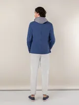 Sobrecamisa azul de hombre confeccionada en tejido gabardina de 97% algodón y 3% elastano. Corte regular fit, cuello clásico, bolsillos tipo parche y cierre con botones.