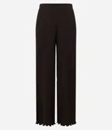 Pantalón largo color beige, de poliéster texturizado, con cintura elástica y bolsillos laterales.