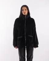 Campera negra de piel sintética con cierre frontal y bolsillos laterales.