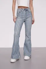 Pantalón jean de tiro alto, color azul denim, con corte ajustado en la cadera y pierna acampanada.