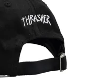 Gorra negra de béisbol con visera curva y logo de sol sonriente bordado en blanco en el frente.