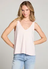 Musculosa rosa pálido con escote en V y breteles anchos.