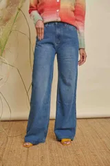 Jeans de mujer color azul, de corte recto y tiro alto.