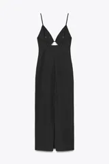 Vestido midi negro confeccionado en lino. Presenta escote pico, tirantes finos ajustables, abertura en el delantero, cierre trasero con cremallera oculta y bajo con abertura.