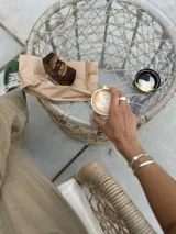 Brazalete rígido abierto de plata 925 con diseño orgánico irregular.