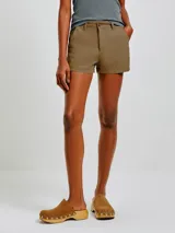 Short color marrón de corte chino, con bolsillos laterales y traseros.