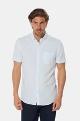 Camisa de manga corta con rayas celestes y amarillas, corte slim fit y bolsillo en el pecho.