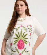 Remera blanca de algodón con estampa de piña con follaje enmarcada con flores.
