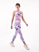Calza larga deportiva con estampado de cebra en tonos de gris y negro.
