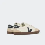 Championes Veja modelo Volley, color blanco con logo lateral en azul marino y detalles en beige.