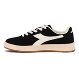 Championes Diadora Champion Lifestyle Grass negros con detalles en blanco, capellada de gamuza, logo en el lateral y suela de goma color crema.