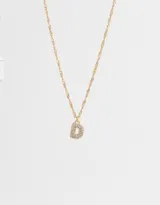 Cadena corta dorada con dije de la letra A cubierto de strass.