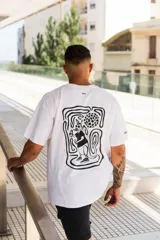 Remera blanca de algodón con estampa en la espalda de un canguro con anteojos de sol, fumando y tomando una bebida.