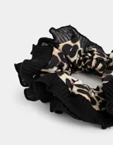 Maxi scrunchie con estampado animal print y volados de tul negro.