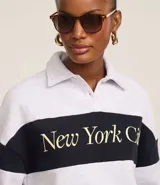 Saco de algodón con forro fleece, cuello polo, cierre por botones, mangas largas, estampa rayada con lettering "New York City".