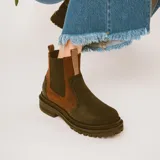 Botas Chelsea negras de cuero con elásticos laterales, tirador trasero y suela track.