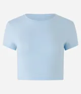 Remera cropped deportiva de poliéster y elastano, color blanco, con cuello redondo y mangas cortas.