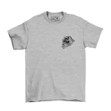 Remera de algodón con estampado tie-dye en tonos celeste, amarillo y rosa. Estampa central con el logo de la marca Emexem, olas y un pez koi.